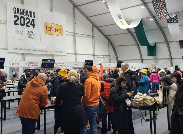 BBQ관에 방문한 고객들이 BBQ 치킨을 즐기고 있다. / 2024. 2. 1. BBQ