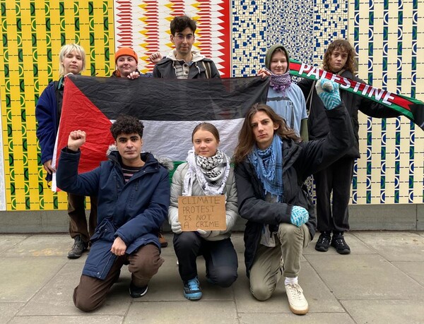 레타 툰베리(21·Greta Thunberg)가 2024년 2월 2일(현지시간) 영국 런던 지방법원에서 기후 시위 관련 무죄 판결을 받은뒤 "기후 시위는 범죄가 아니다"는 글 팻말을 들고 동료들과 함께 사진을 찍고 있다./사진= 툰벨리 엑스(X)