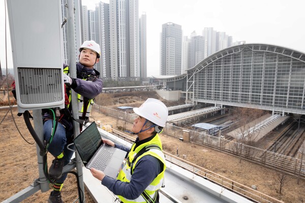 SK텔레콤이 설 연휴에도 서비스를 안정적으로 제공하기 위해 이동통신 품질 집중 관리에 돌입한다. SKT와 SK오앤에스 직원들이 이동통신 품질 관리를 위해 광명역 근방의 네트워크 장비를 사전 점검하고 있다./사진=SK텔레콤