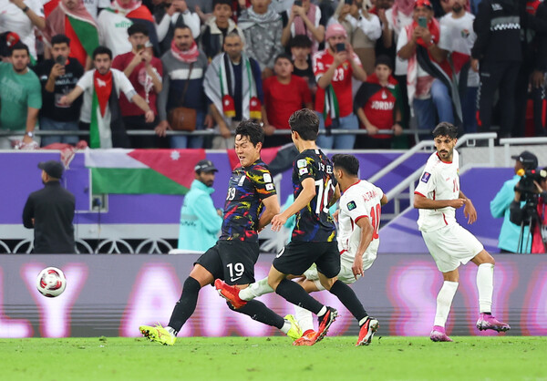 6일(현지시간) 카타르 알라이얀 아흐마드 빈 알리 스타디움 열린 2023 아시아축구연맹(AFC) 아시안컵 4강전 한국과 요르단 경기. 요르단 무사 알타마리가 팀의 두 번째 골을 성공시키고 있다. 2024.2.7/연합