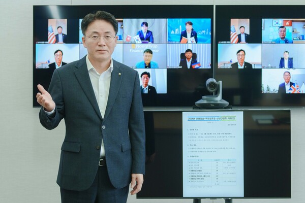 2024년 2월 6일 이석용 NH농협은행장은 서대문 본사에서 개최한 해외점포장 화상회의에서 조기 사업추진을 통한 경영목표 초과 달성을 당부하고 직원들을 격려하는 소통의 시간을 가졌다. /사진=NH농협은행