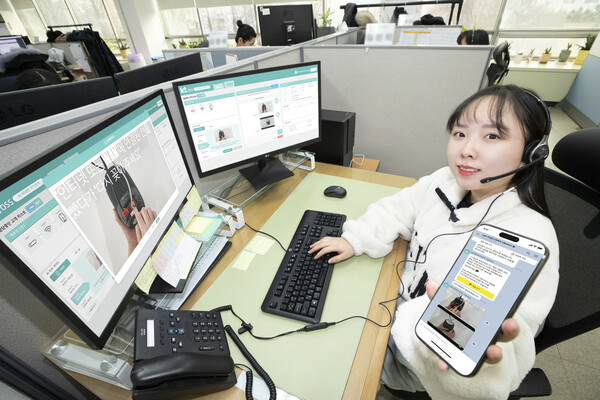 KT 전문상담원이 AI 비대면 자가조치 솔루션으로 확인한 서비스 점검 방법을 고객에게 안내하고 있다./사진=KT