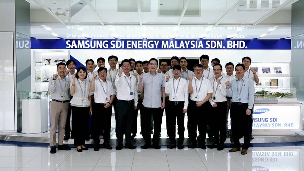 이재용 삼성전자 회장이 2024년 2월 9일 말레이시아 스름반 SDI 생산법인에서 현지 근무자들과 기념 사진을 찍고 있다./삼성전자