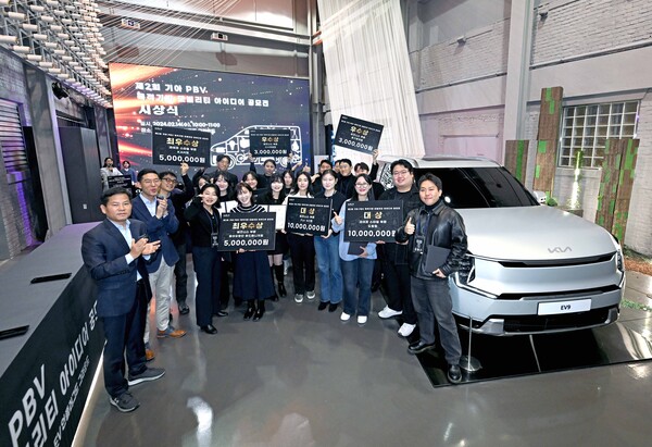 기아가 2024년 2월 14일 EV 언플러그드 그라운드 성수에서 김상대 기아 PBV비즈니스사업부장, 강주엽 기아 신사업기획실장 등 주요 관계자들이 참석한 가운데 ‘제2회 PBV 아이디어 공모전 시상식’을 개최했다. 시상식에서 수상팀들이 기념촬영을 하고 있다./사진=기아