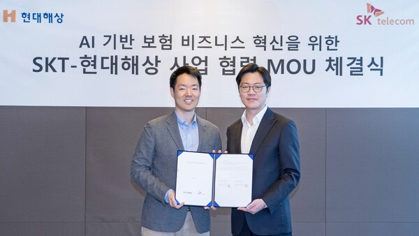 현대해상이 2024년2월14일 SK텔레콤과 인공지능(AI) 기술을 활용해 보험 비즈니스 혁신을 공동으로 추진하기 위한 전략적 제휴(MOU)를 체결했다. 이날 서울 을지로 SKT타워에서 열린 MOU 체결식에서 정경선 현대해상 최고지속가능책임자(CSO)(왼쪽), 유경상 SKT Strategy & Development담당(CSO)이 기념촬영을 하고 있다. /사진=현대해상