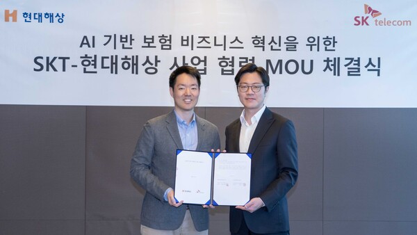 SK텔레콤과 현대해상은 2024년 2월 14일 서울 을지로 SKT타워에서 AI기술을 활용해 보험 비즈니스의 혁신을 공동으로 추진하기 위한 전략적 제휴(MOU)를 체결했다. SKT 유경상 CSO(오른쪽)와 현대해상 정경선 CSO가 협약식을 마치고 기념 촬영을 하고 있다./사진=SK텔레콤