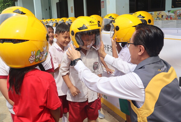 KB손해보험은 2024년 2월16일 인도네시아 자카르타 남부 지역에 위치한 시나르 차하야 까시 학교에서 조정래 KB손해보험 인니법인장과 학생 240명이 참석한 가운데 인도네시아의 안전한 이륜차 교통환경 조성을 위한 ‘안전모 전달식’을 진행했다. 안전모 전달식에 참여한 조 법인장(사진 맨 오른쪽)이 어린이들에게 안전모를 씌워주고 있다. /사진=KB손해보험
