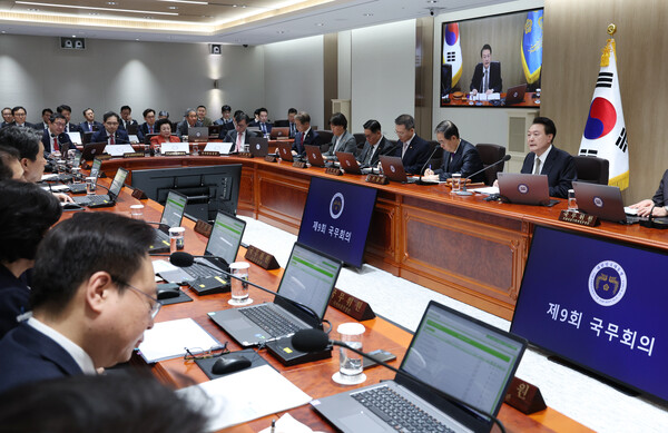 2024년 2월 20일 서울 용산 대통령실 청사에서 열린 국무회의에서 세계 최초 메타버스 산업 진흥을 위한 ‘가상융합산업 진흥법’ 제정안이 의결됐다. 윤석열 대통령이 국무회의에서 발언하고 있다./사진=연합뉴스