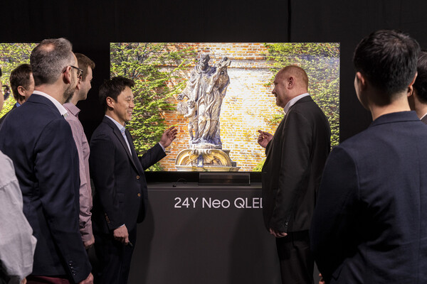 2024년 2월 20일(현지시간) 독일 프랑크푸르트 '2024 유럽 테크세미나'에서 참석자들이 삼성전자의 2024년형 Neo QLED 8K 신제품을 살펴보고 있다. / 사진=삼성전자