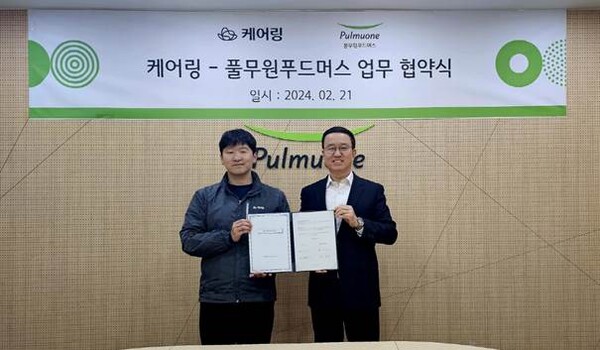 천영훈 풀무원푸드머스 대표(오른쪽)와 김태성 케어링 대표(왼쪽)가 2024년 2월 21일 서울 강남구 수서동 풀무원푸드머스에서 기념사진을 찍고 있다. / 사진=풀무원
