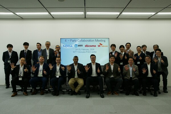 SK텔레콤은 NTT도코모, NTT, 노키아벨연구소와 협력, 향후 6G 이동통신을 위한 AI 기반 기지국 무선 송수신 기술을 개발하고 개념검증을 성공적으로 마쳤다. 4개사 기술 관계자들이 2024년 2월 15일 일본 요코스카시 NTT R&D(연구개발) 센터에서 진행된 기술 협력 회의에 논의하고 있다./사진=SK텔레콤