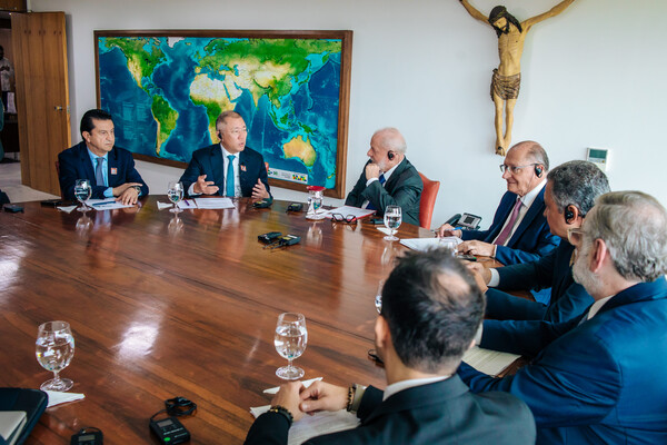 정의선 회장(왼쪽에서 두 번째)이 룰라 대통령(왼쪽에서 세 번째), 제랄도 알크민 부통령(왼쪽에서 네 번째) 등 브라질 정부 관계자들과 면담하고 있다./사진=현대차그룹