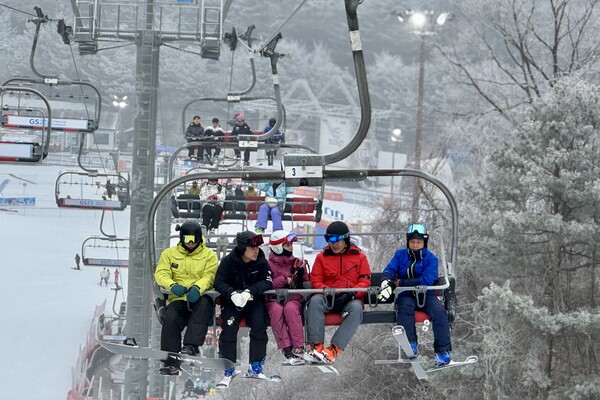 2024년 2월 17일 허윤홍 GS건설 대표(왼쪽 4번째)가 직원들과 강원도 춘천시 엘리시안 강촌에서 스키행사를 진행하고 있다. /GS건설