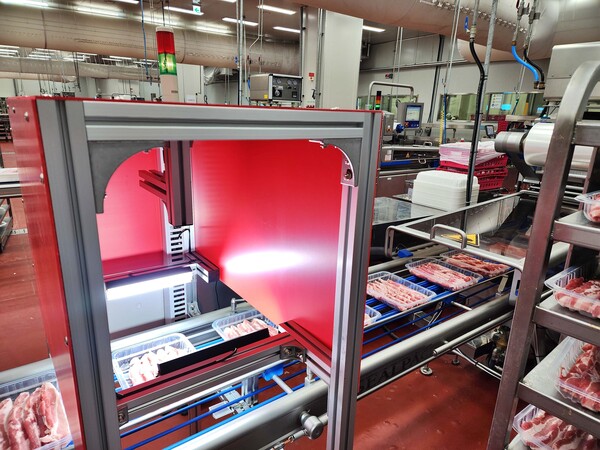 롯데마트 신선품질혁신센터에 도입된 삼겹살 AI 선별기./롯데마트