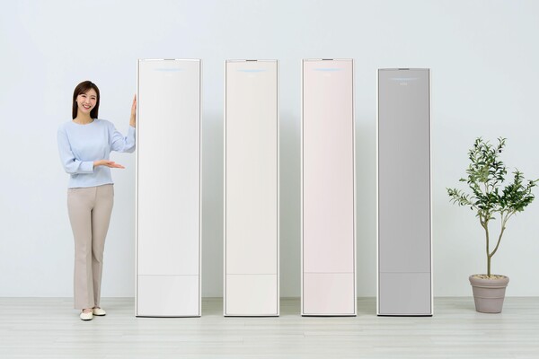 삼성전자 모델이 스탠드형 '비스포크 무풍에어컨 갤러리' 신제품을 소개하는 모습 / 사진=삼성전자