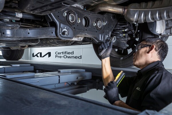 기아 인증중고차 용인센터에서 최종 출고검수 인력이 차량 하부를 검수하고 있다./사진=기아