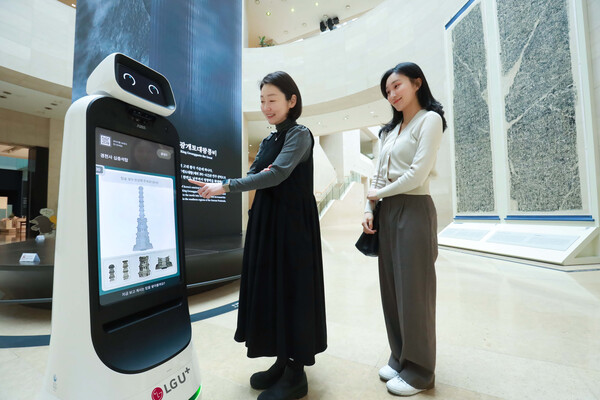 LG유플러스가 지난해 ‘U+서빙로봇’을 출시한데 이어 ‘U+안내로봇’과 ‘U+실내배송로봇’을 새롭게 출시하면서 로봇 사업 영역을 확장한다. 서울 용산구 이촌동 국립중앙박물관에서 LG유플러스 관계자가 U+안내로봇의 설명을 듣고 있다./사진=LG유플러스