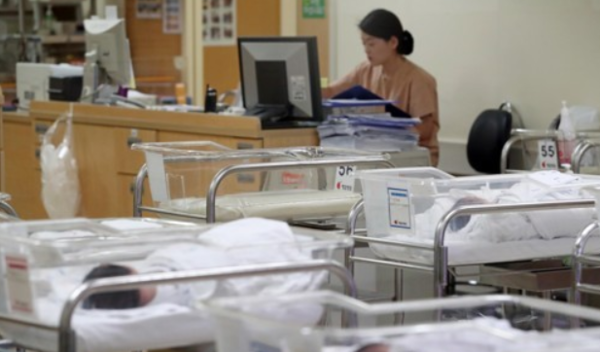 통계청이 2023년 11월 29일 발표한 '9월 인구동향'에 따르면 3분기 합계출산율(여성 1명이 평생 낳을 것으로 예상되는 평균 출생아 수)은 0.70명으로 1년 전보다 0.10명 줄었다. 사진은 서울 시내 한 산부인과 신생아실 모습. /연합