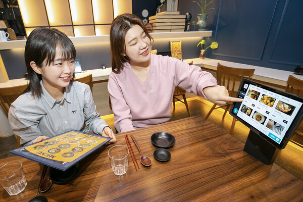 KT가 차세대 디자인이 적용된 프리미엄 '하이오더2' 단말기를 출시하며 올해 테이블오더 시장 1위로 도약하겠다는 계획을 밝혔다. 하이오더2 단말을 통해 고객들이 주문하고 있다./사진=KT