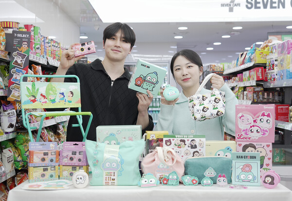 세븐일레븐은 화이트데이를 맞아 다양한 캐릭터 상품들을 선보인다./사진=세븐일레븐