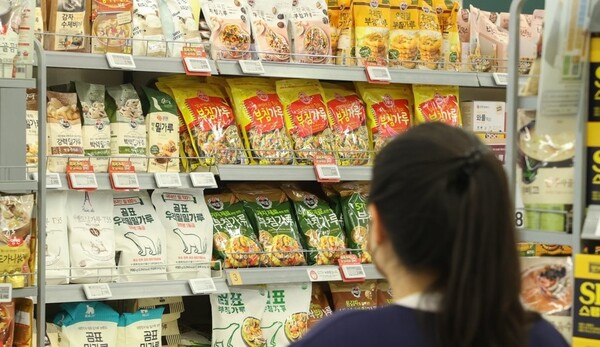 2022년 11월 7일 서울 시내 대형마트에 밀가루 판매대 모습 /연합