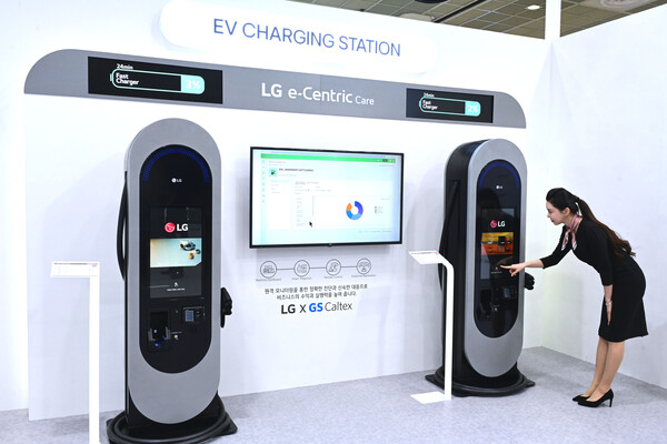 2024년 3월 6일 서울 삼성동 코엑스에서 진행되는 EV트렌드코리아 행사장에서 공개된 LG전자 전기차 충전기./사진=LG전자