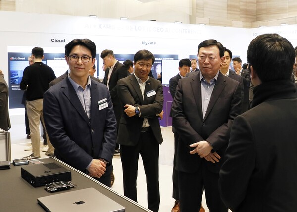 (왼쪽부터 세번째) 신동빈 롯데 회장이 2024년 3월7일 서울 잠실 롯데월드타워에서 진행된 롯데 CEO AI컨퍼런스에서 전시 부스를 둘러보고 있다./사진=롯데지주