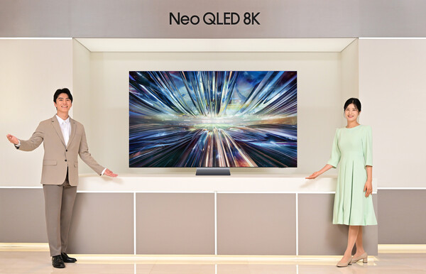 삼성전자 모델이 2024년형 Neo QLED 8K TV 신제품을 소개하고 있다. / 사진=삼성전자
