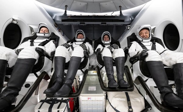 2024년 3월 12일(현지시간) 국제우주정거장에 체류하고 있던 우주비행사 4명이 스페이스X의 유인 우주선 '드래건'을 타고 지구로 무사 귀환했다. /미 항공우주국