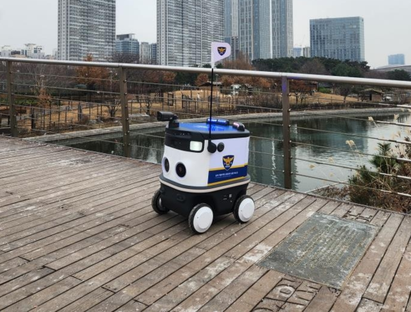 인천경찰청이 2023년12월부터 시범적으로 운용하고 있는 순찰로봇./사진=인천경찰청