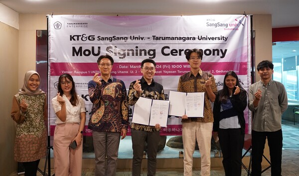 KT&G 상상유니브 인도네시아와 따루마나가라 대학교 관계자들이 2024년 3월 8일 따루마나가라 대학교에서 청년 지원사업 업무협약 후 기념사진을 찍고 있다. / 사진=KT&G