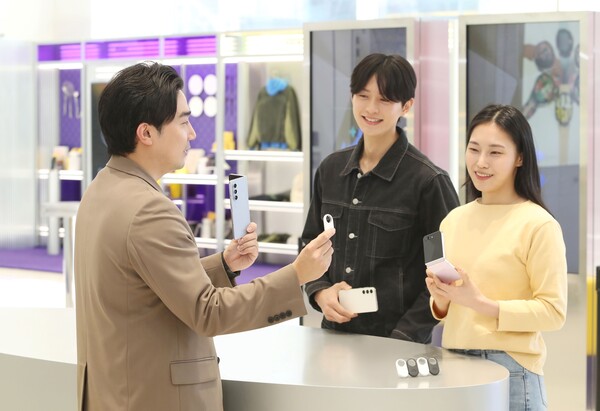 삼성스토어 홍대에서 디테일러가 방문객에게 갤럭시 AI 업데이트 대상 스마트폰을 구매시 '갤럭시 스마트태그2'를 증정하는 프로모션을 안내하고 있다. / 사진=삼성전자