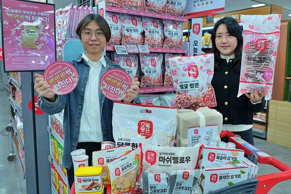 식품PB개발팀 직원들이 롯데마트 제타플렉스 잠실점에서 오늘좋은 상품을 들고 홍보를 하고 있다./사진=롯데마트