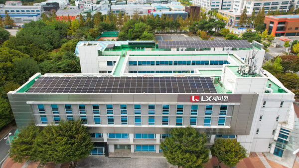 LX세미콘이 탄소중립 목표를 달성하기 위해 한국형 RE100(K-RE100)에 가입하며, 이행 방안으로 LX세미콘 대전캠퍼스에 100kW급 태양광 발전 시설을 설치했다./사진=LX세미콘