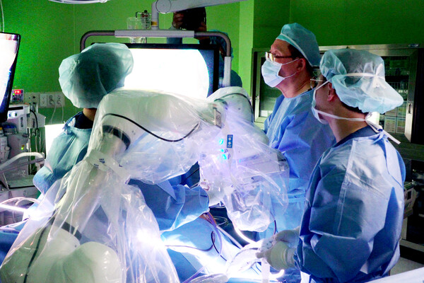 2024년 3월 12일 대구 구병원에서 진행된 담낭 제거 수술에 협동로봇을 활용한 복강경 수술보조 솔루션이 투입돼 임무를 수행하고 있다. /두산로보틱스