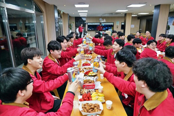 BBQ S-OJT교육 프로그램의 일환으로 선·후배들간 '캔 미팅' 진행되고 있다. / 사진=BBQ