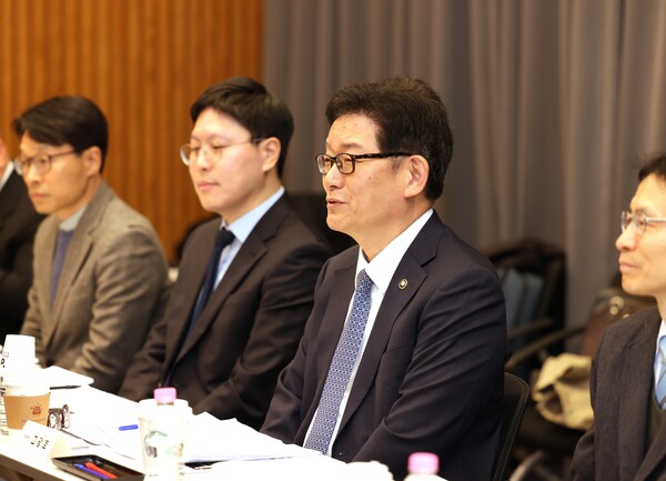 2024년 3월 19일 고광효 관세청장(왼쪽에서 세 번째)이 디지털 자산거래소 공동협의체(DAXA)에서 관계자들을 만나 협력 방안에 대해 논의하고 있다./사진=관세청