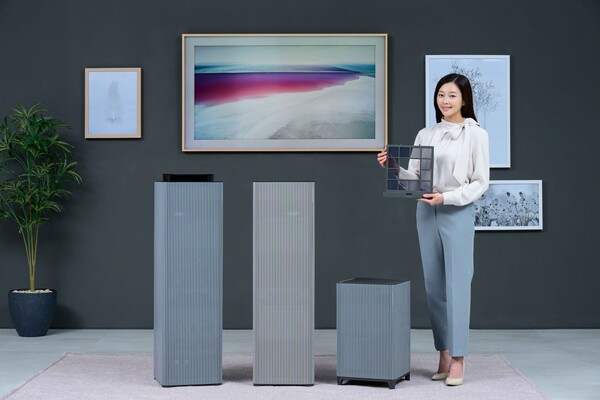 삼성전자 모델이  '비스포크 큐브 에어 인피니트 라인' 신제품을 소개하고 있다. / 사진=삼성전자