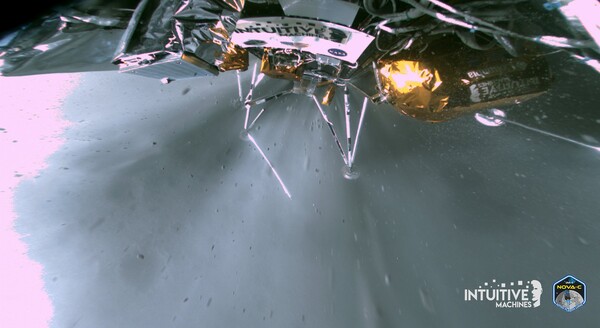 인튜이티브 머신스가 2월 29일 공개한 무인 달탐사선 노바-C(오디세우스)의 모습. 몸체가 기울어져 있다. /인튜이티브 머신스