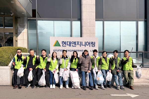 2024년 3월 13일 환경 정화 봉사활동에 참여한 현대엔지니어링 임직원들과 배우 김석훈이 기념 사진을 촬영하고 있다. /현대엔지니어링