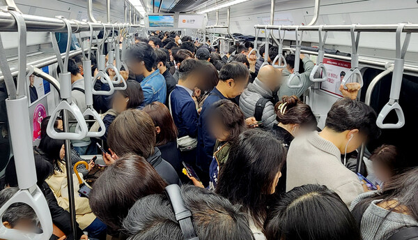 서울 시내버스 총파업이 시작된 28일 오전 중구 서울역 지하철 승강장이 시민들로 붐비고 있다. 2024.3.28/연합