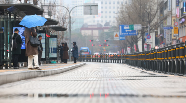 서울 시내버스 총파업이 시작된 28일 오전 서울 종로의 한 정류장에서 바라본 버스전용차선에 버스가 지나지 않고 있다. 2024.3.28/연합
