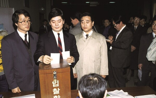 SK텔레콤 관계자가 1994년 공개입찰을 통해 한국이동통신 인수에 참여하는 모습./사진=SK텔레콤