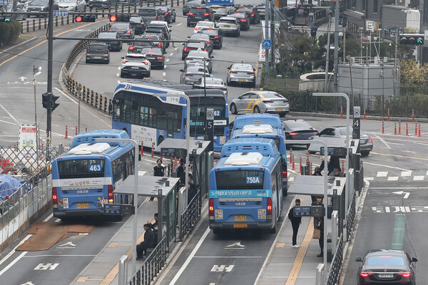  서울 시내버스 노사협상이 노조의 총파업 돌입 11시간여 만에 타결된 2024년 3월 28일 오후 서울 중구 서울역버스종합환승센터에서 시내버스가 정상 운행되고 있다. /연합
