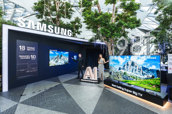삼성전자 직원과 모델이 싱가포르 레인보텍스에 선보인 체험존 방문객을 맞이하고 있다. / 2024. 03. 29. 삼성전자