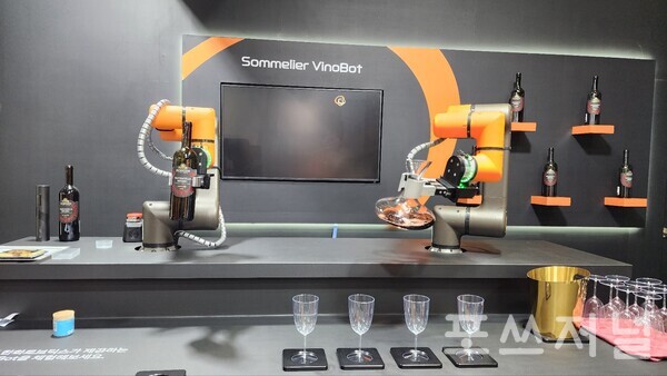 2024년 3월 29일 서울 강남구 코엑스에서 열린 2024 스마트팩토리·자동화산업전(SFAW2024) 한화로보틱스 부스에 설치된 와인 소믈리에 로봇이 와인을 디캔딩 하고 있다./사진=문기수 기자