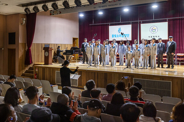 코웨이는 2024년 3월 29일 서울 용산구 국립서울맹학교 용산캠퍼스에서 진로탐색 멘토링 프로그램을 진행했다. 코웨이 물빛소리 합창단이 공연을 선보이고 있다./사진=코웨이