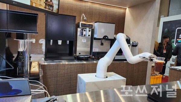 2024년 3월 29일 서울 코엑스 ‘2024 스마트팩토리·자동화산업전(SFAW2024)' 현장에 꾸려진 뉴로메카 전시관 부스에 설치된 바리스타 로봇./사진=문기수 기자