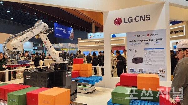 LG CNS의 로봇 관제 소프트웨어가 탑재된 XYZ로보틱스의 협동 로봇이 박스를 들어서 팔레트 위에 쌓고 있다./사진=문기수 기자