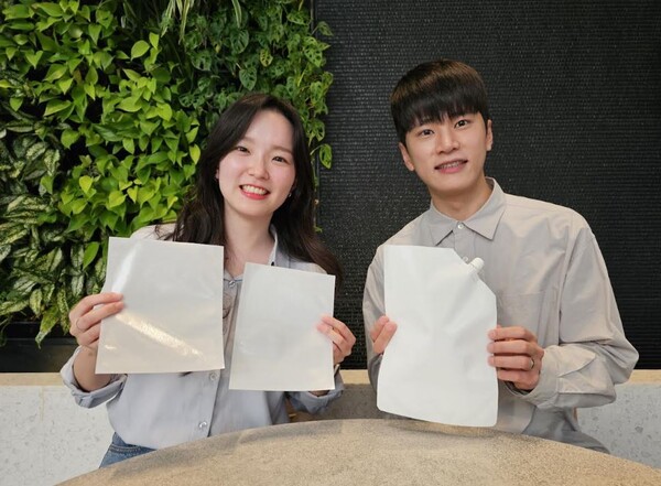 SK지오센트릭 구성원들이 SK지오센트릭의 단일 플라스틱 소재로 율촌화학이 제조한 포장재 시제품을 소개하고 있다./SK지오센트릭